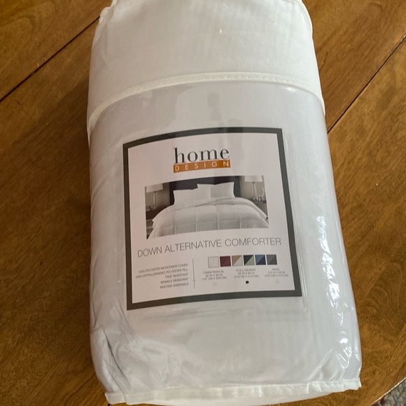 NEW in bag DOWN ALTERNATE Comforter size Full / Queen 86” x 86”